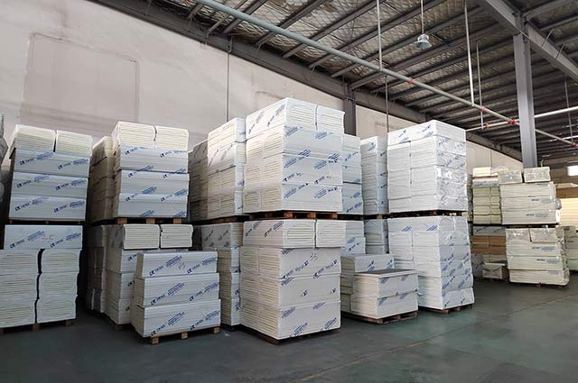 聚氨酯保溫板在倉庫中存放